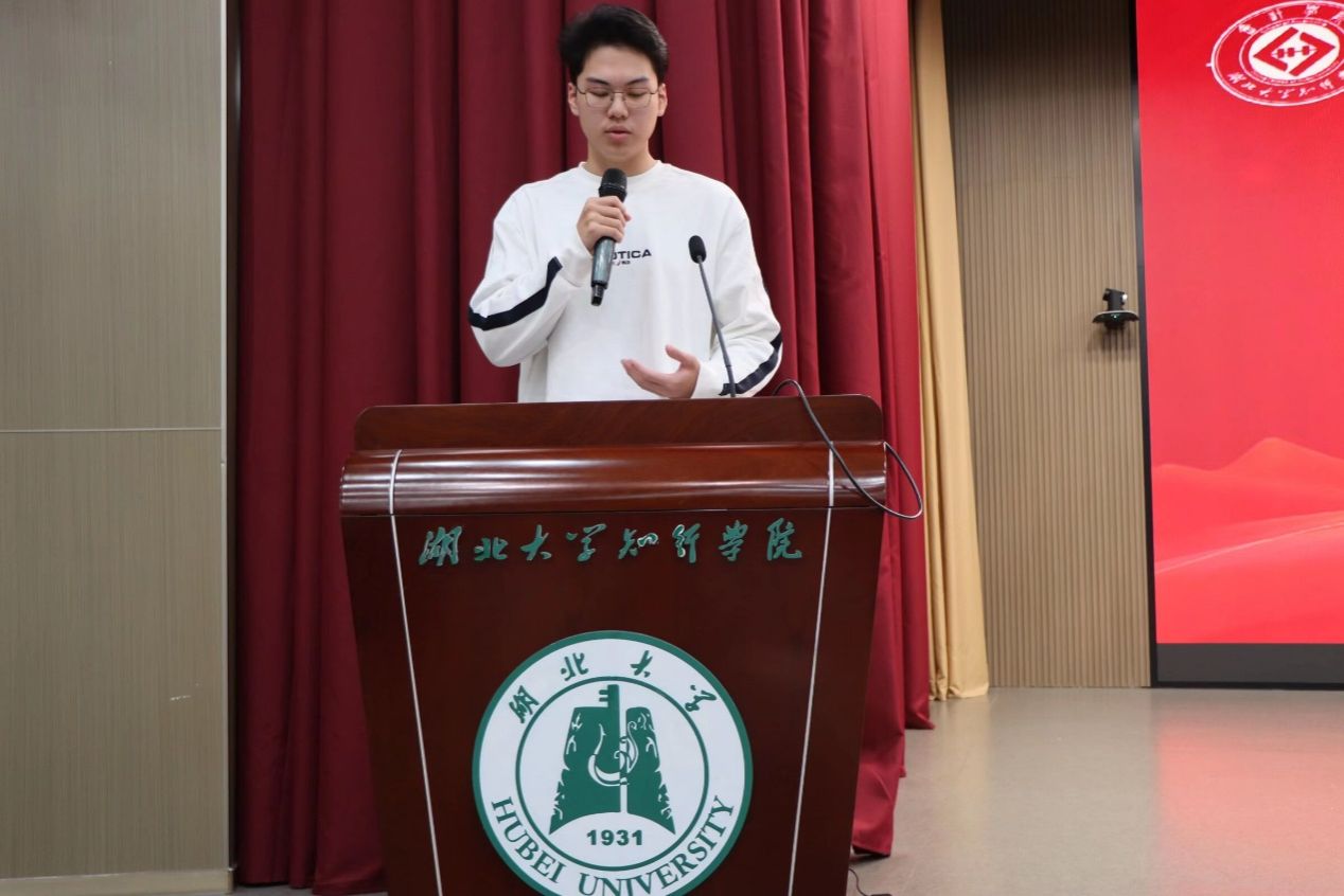 男子站在门前  AI 生成的内容可能不正确。