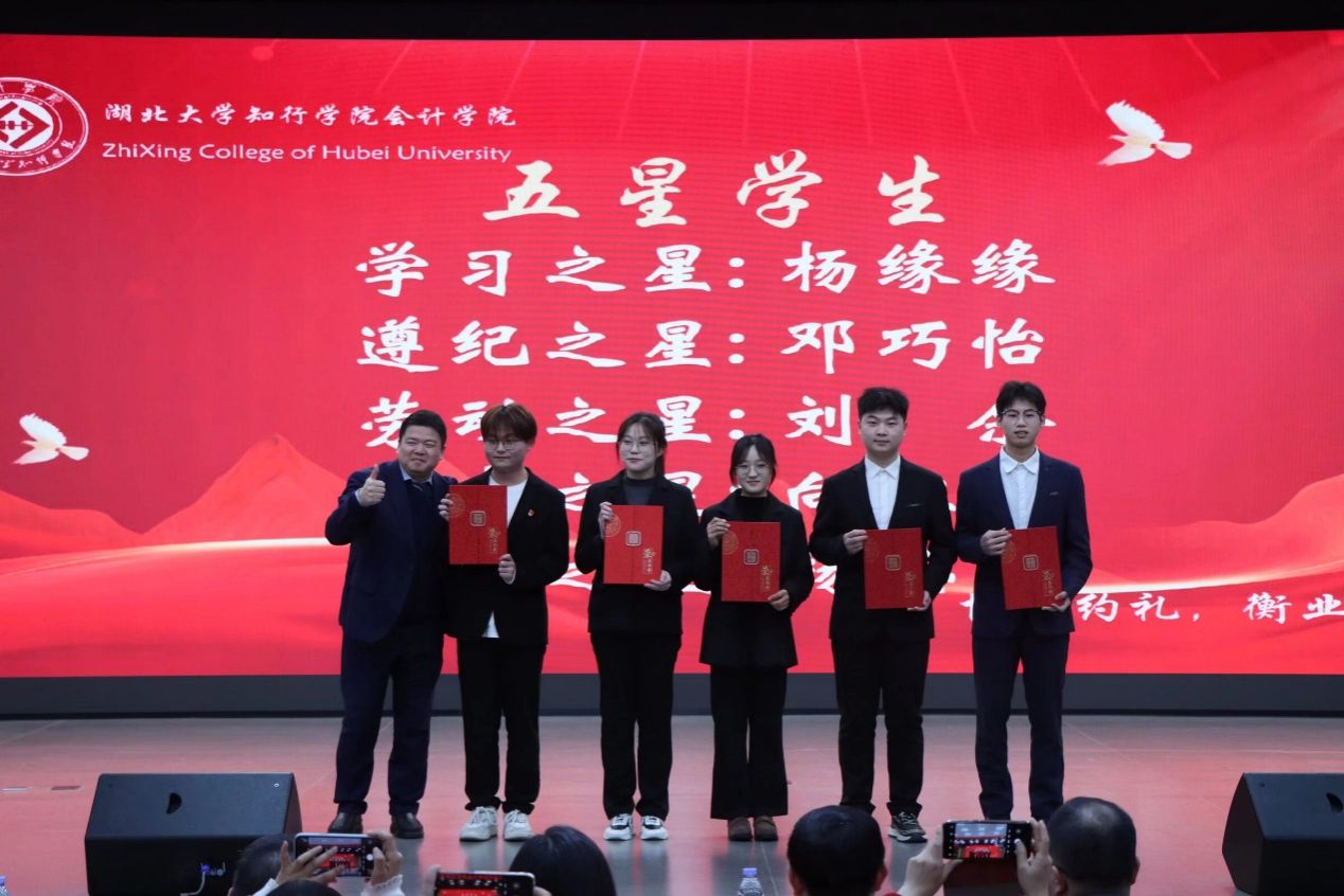 一群人站在台上  AI 生成的内容可能不正确。