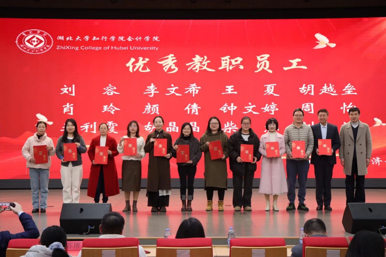 一群人站在台上  AI 生成的内容可能不正确。