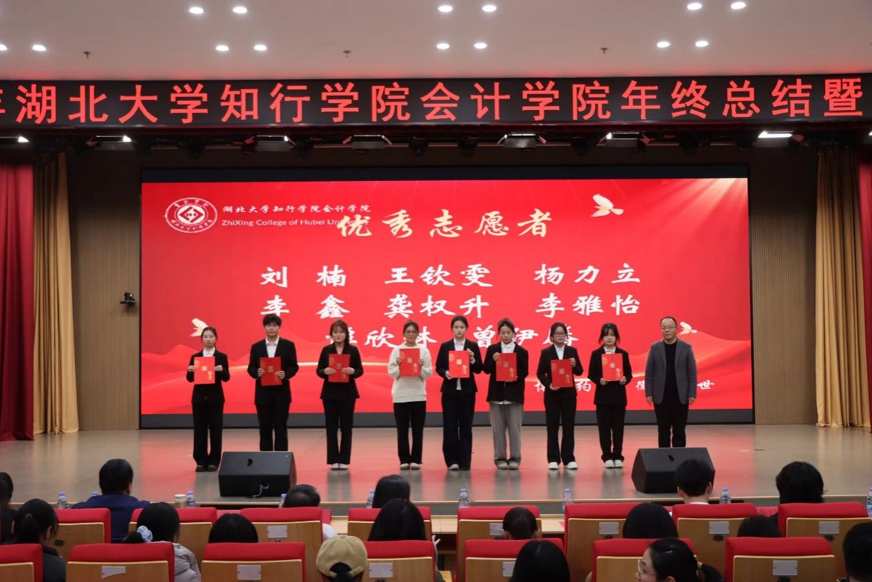 图片包含 室内, 建筑, 桌子, 站  AI 生成的内容可能不正确。