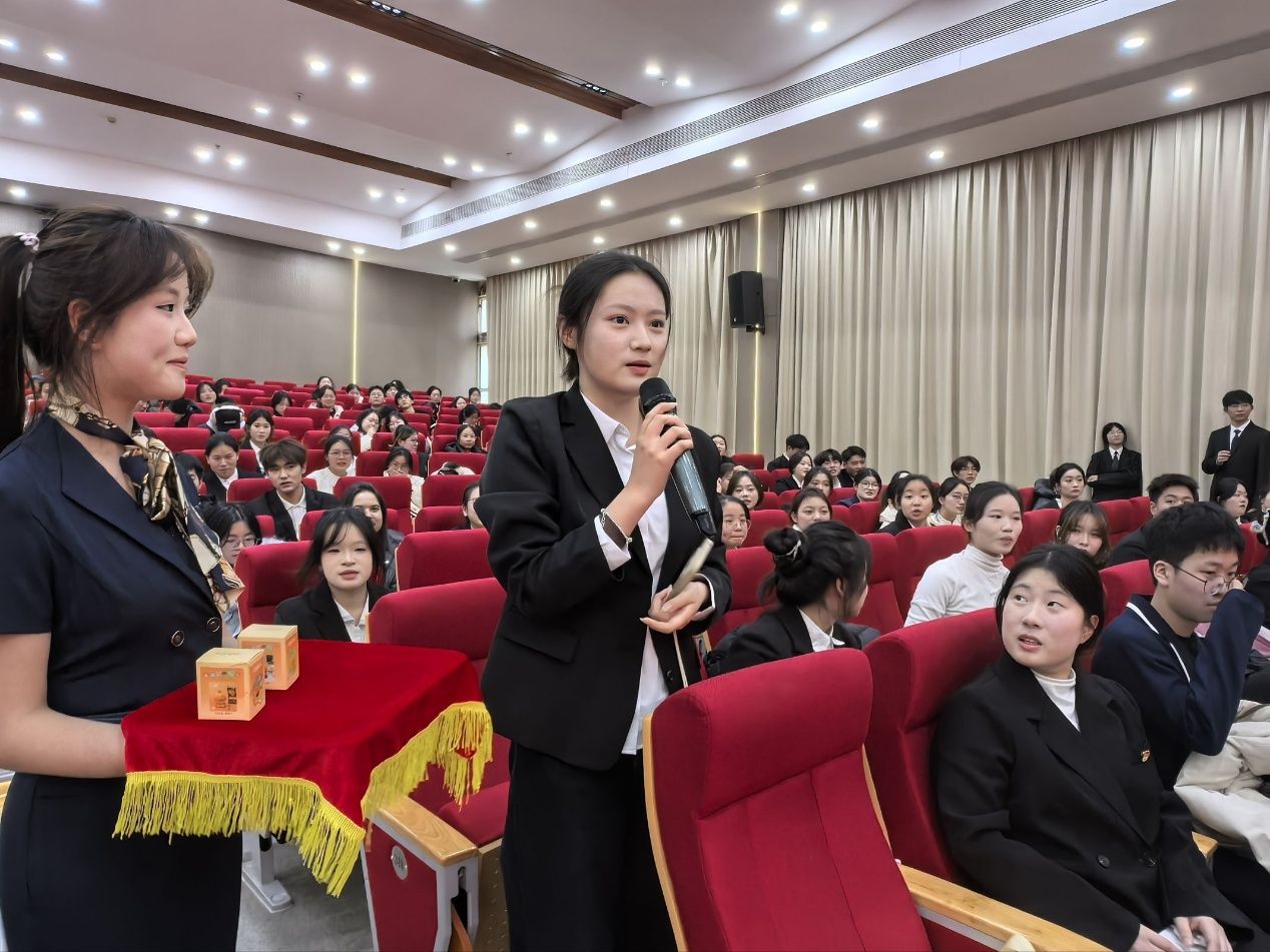 会议室里的人们  AI 生成的内容可能不正确。