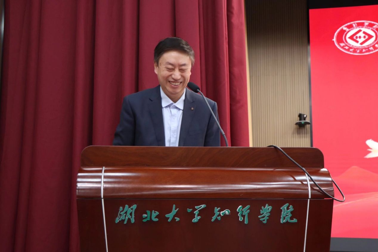 穿着西装笔挺的男子正在演讲  AI 生成的内容可能不正确。