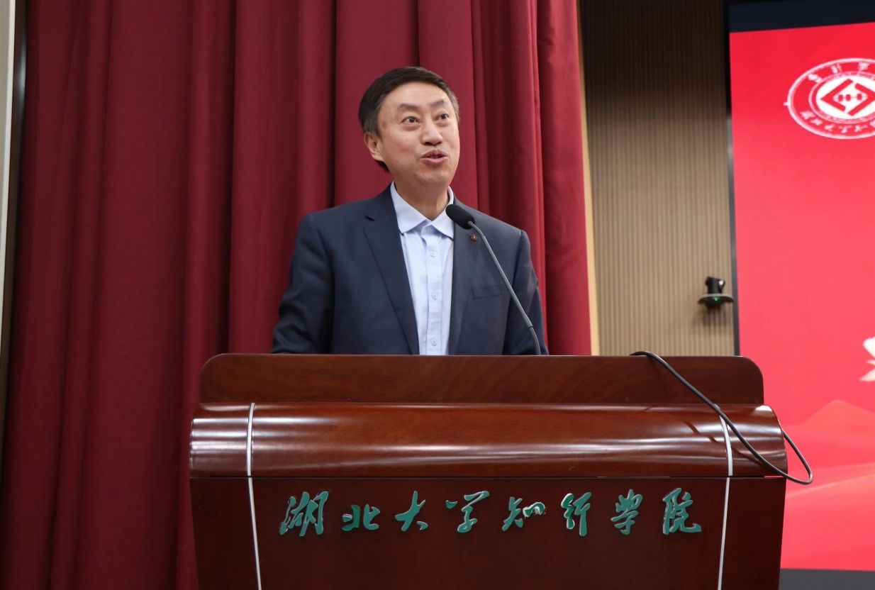 穿西装的男人站在椅子上  AI 生成的内容可能不正确。