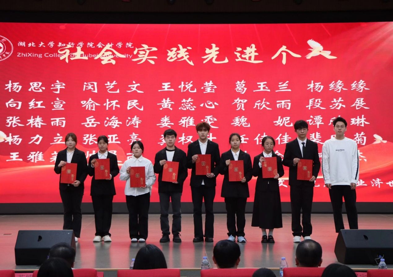 一群人站在一起  AI 生成的内容可能不正确。