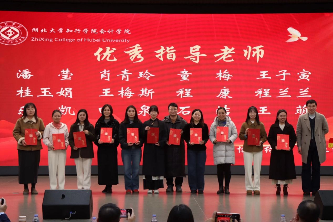 一群人站在台上  AI 生成的内容可能不正确。