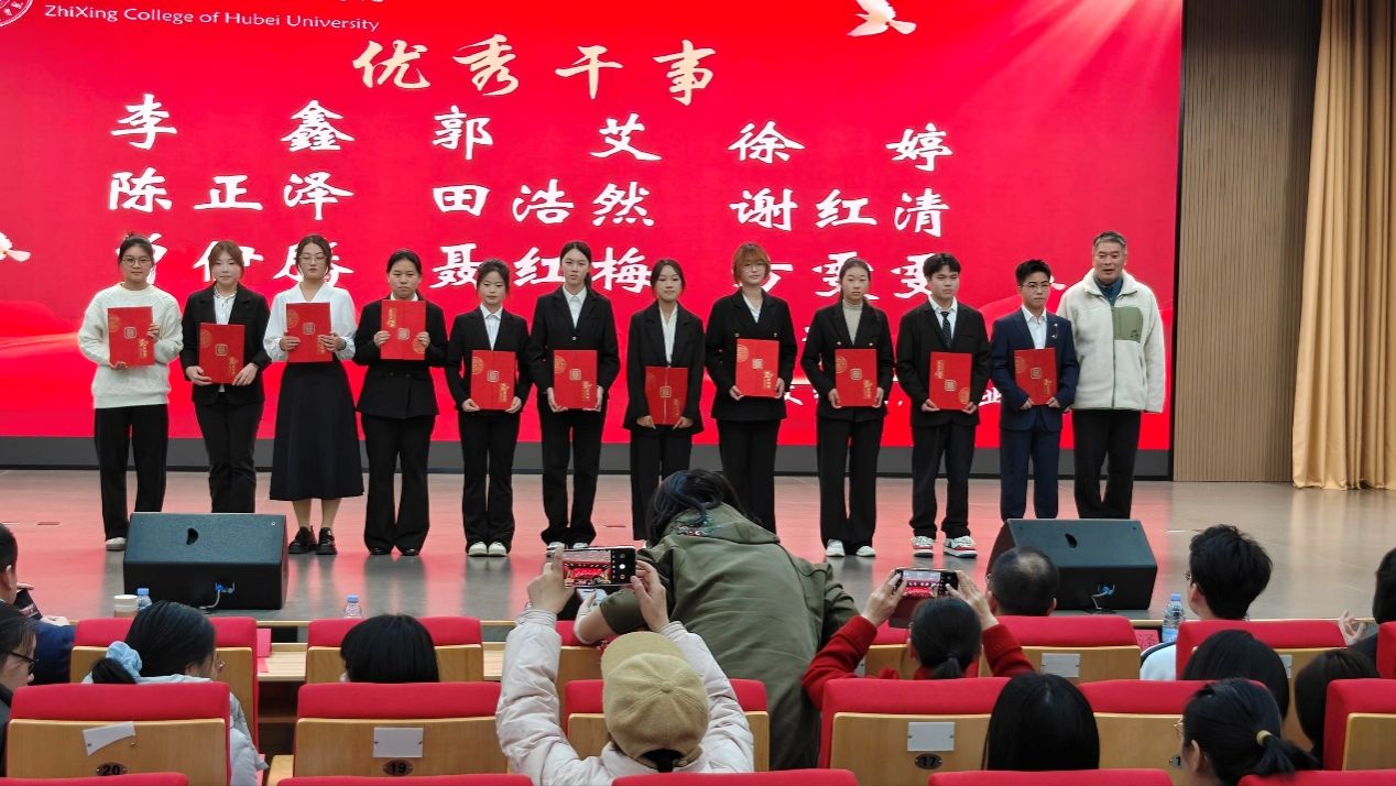 一群人站在台上  AI 生成的内容可能不正确。