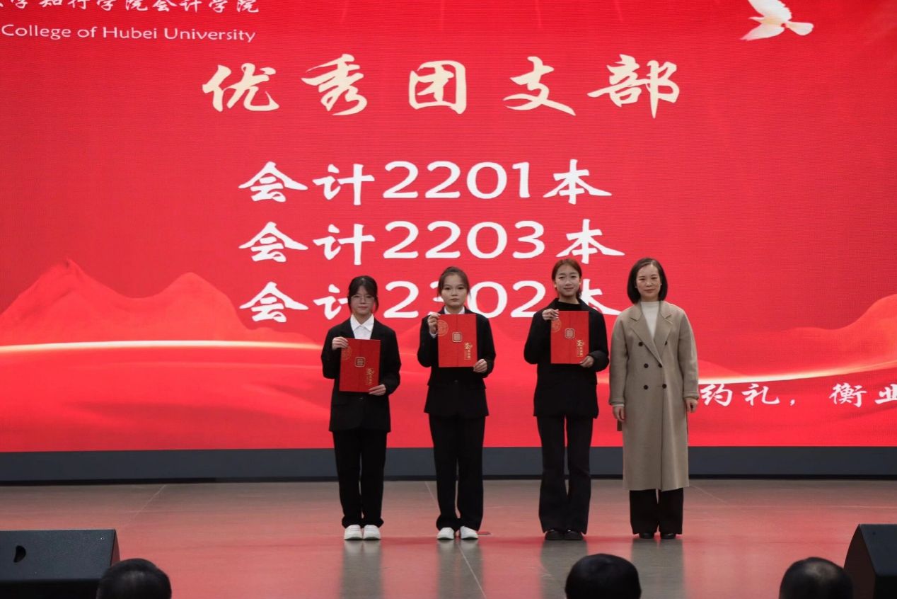 一群人站在台上  AI 生成的内容可能不正确。