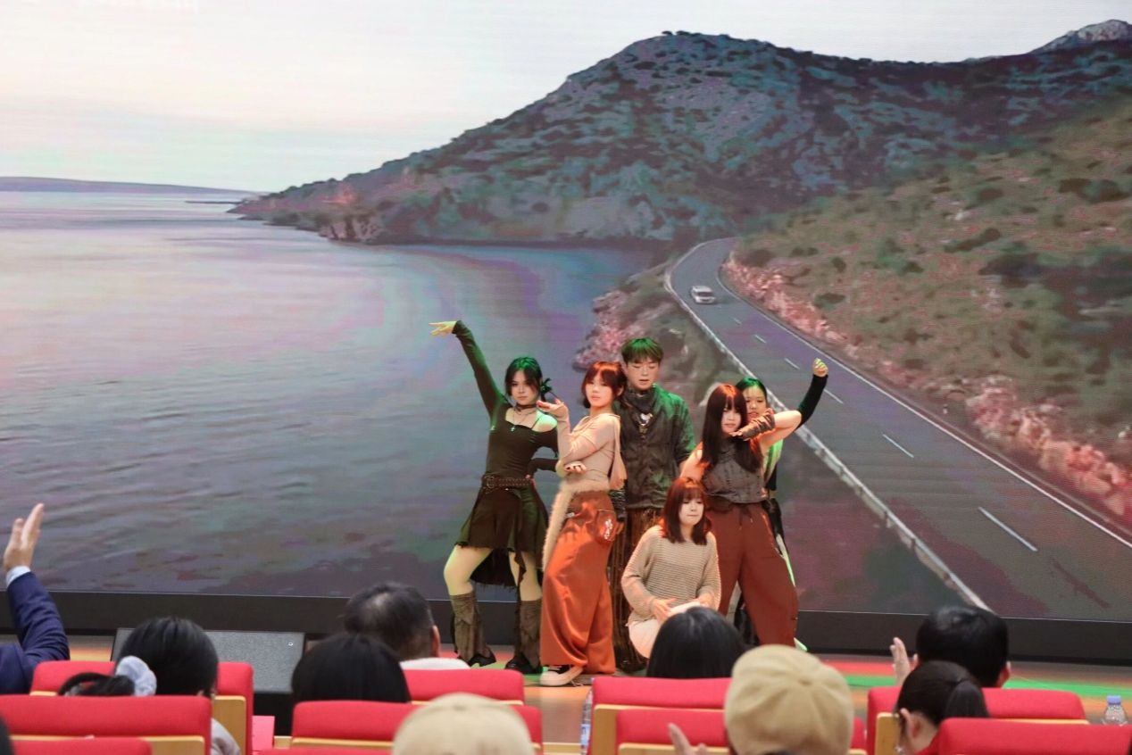 一群人站在船上  AI 生成的内容可能不正确。