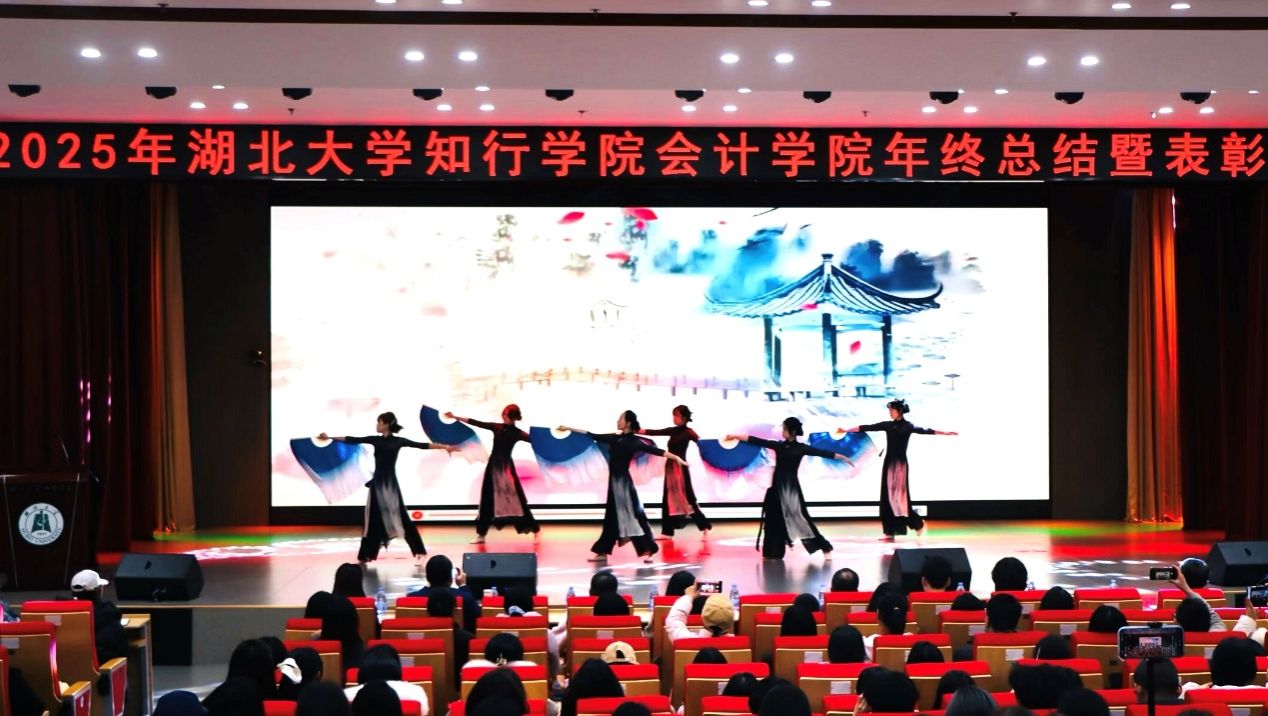 图片包含 室内, 房间, 桌子, 礼堂  AI 生成的内容可能不正确。