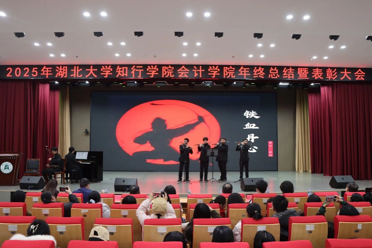 图片包含 室内, 桌子, 建筑, 礼堂  AI 生成的内容可能不正确。