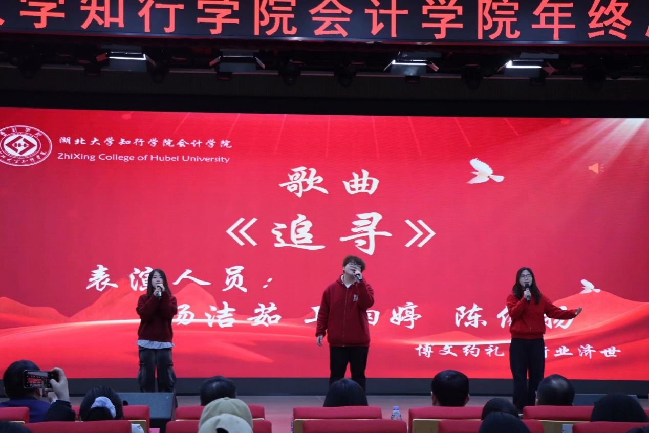 人们在看台上的人演出  AI 生成的内容可能不正确。