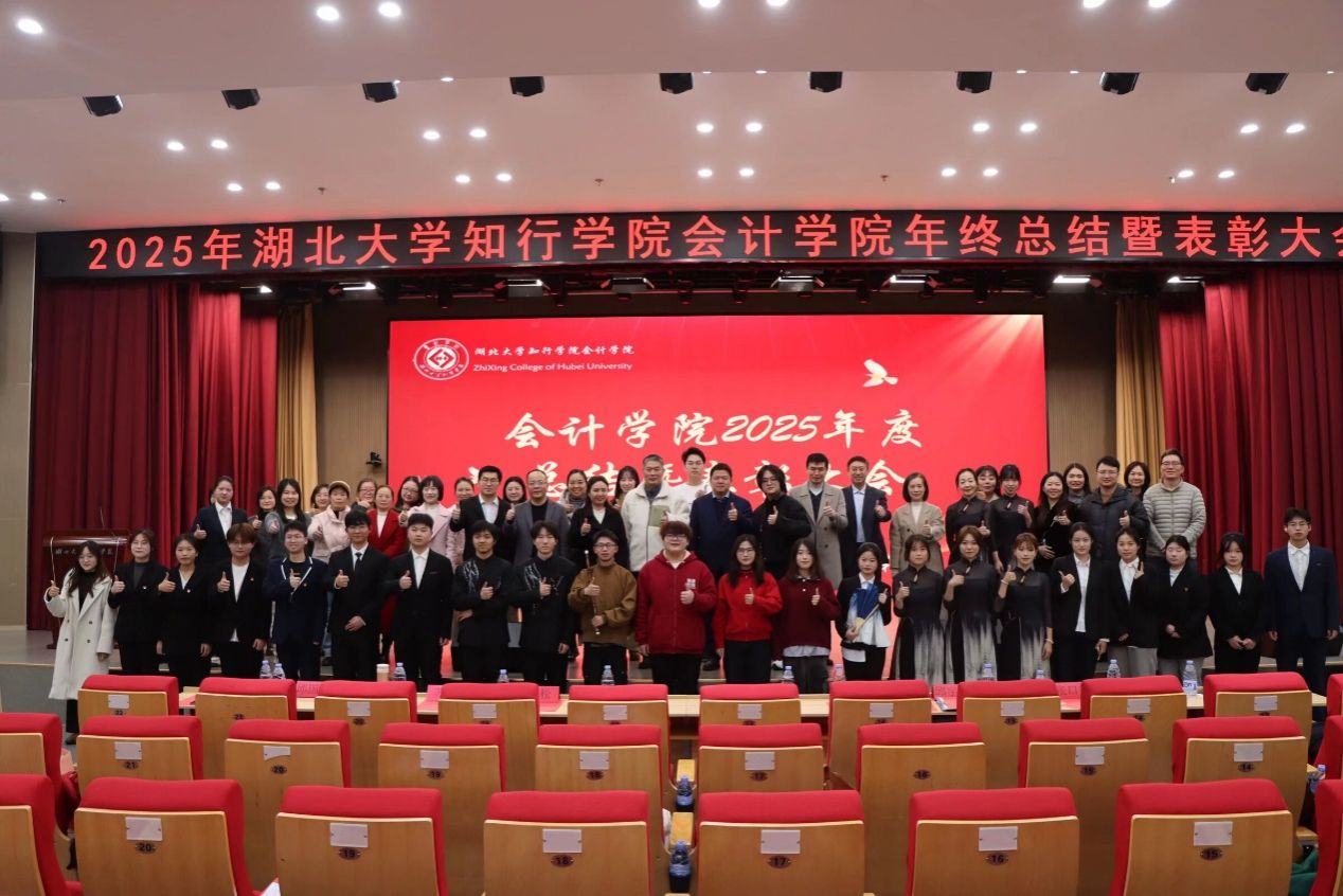 大厅里站着许多观众  AI 生成的内容可能不正确。