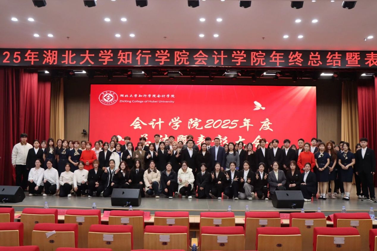 一群人站在台上  AI 生成的内容可能不正确。