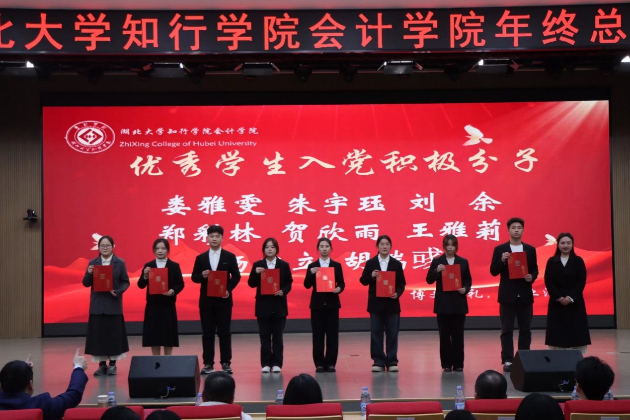 一群人站在台上  AI 生成的内容可能不正确。