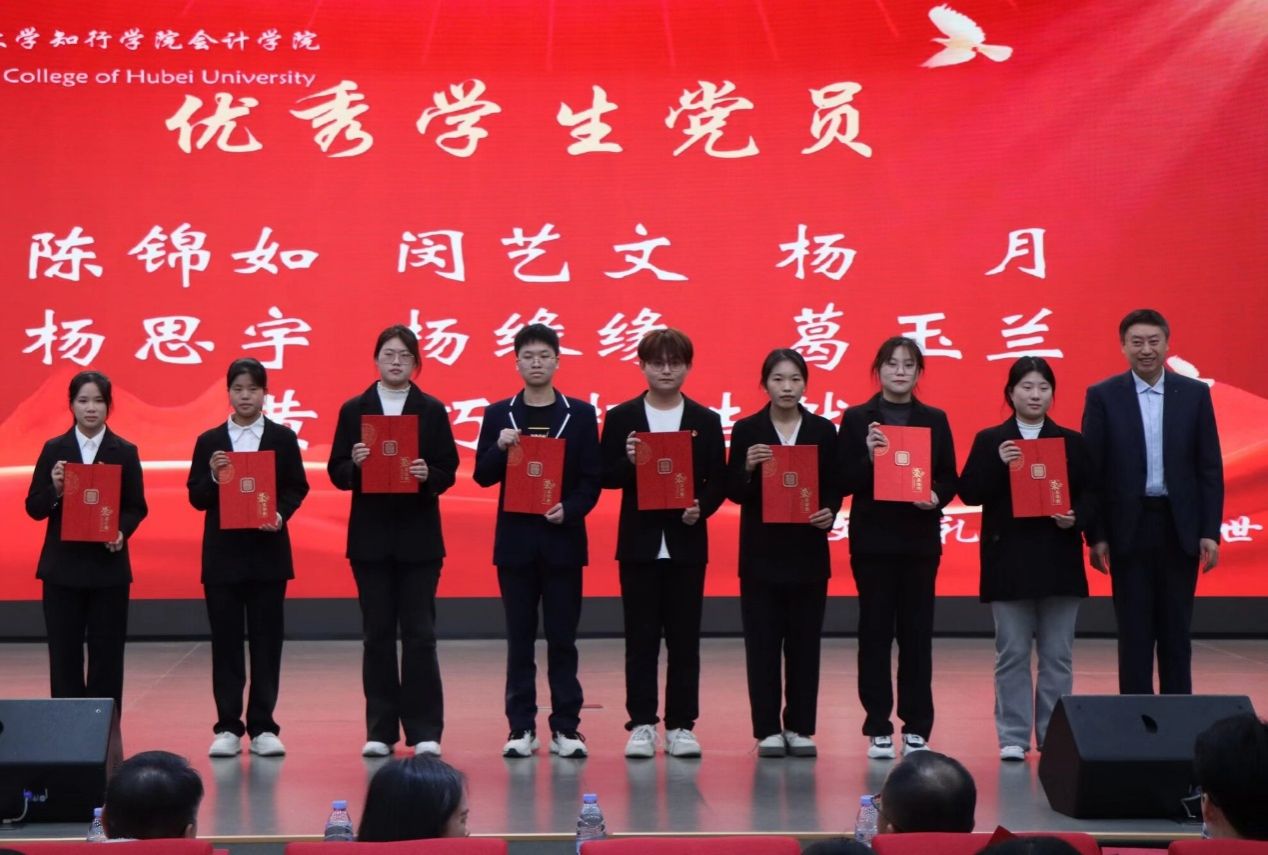 一群人站在一起  AI 生成的内容可能不正确。