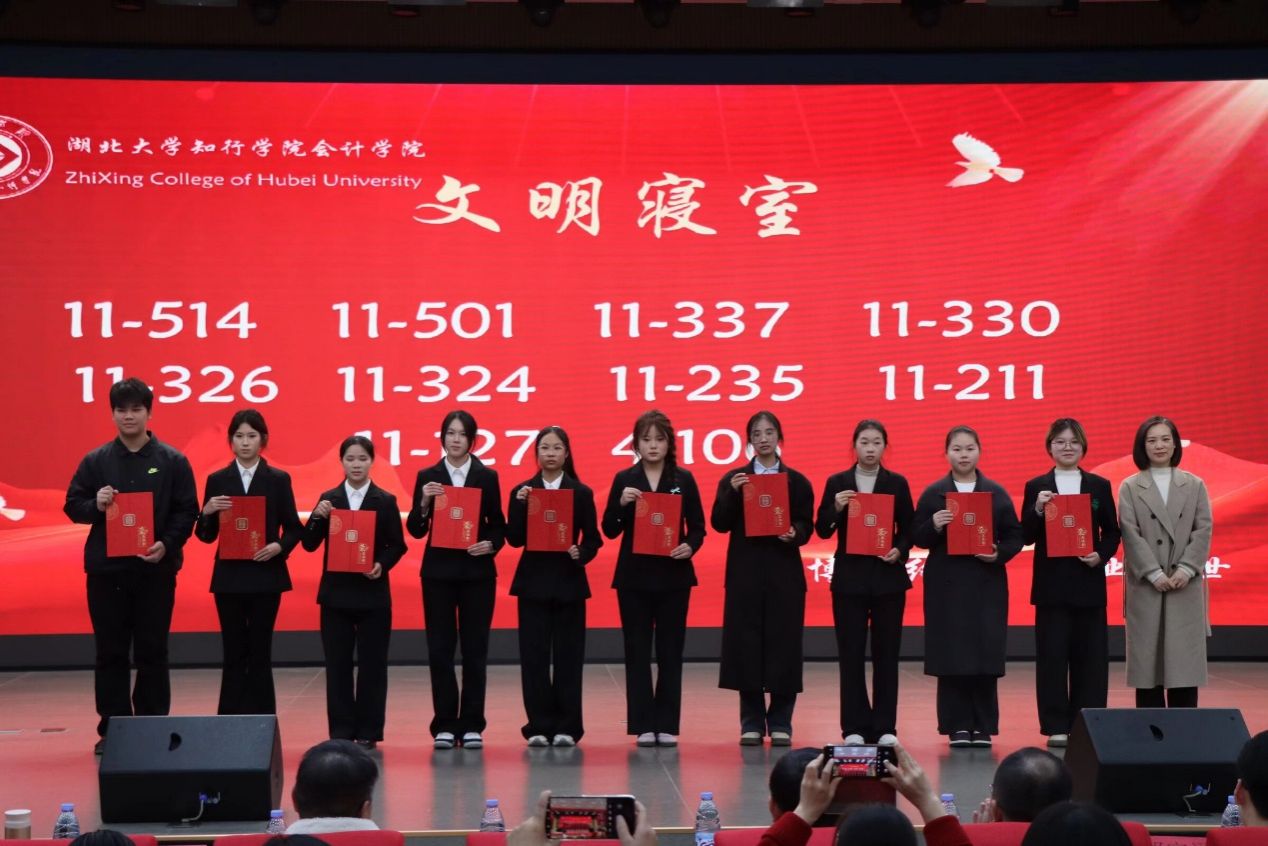 一群人站在台上  AI 生成的内容可能不正确。