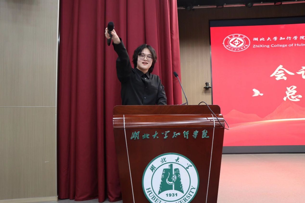 图片包含 室内, 女人, 站, 前  AI 生成的内容可能不正确。