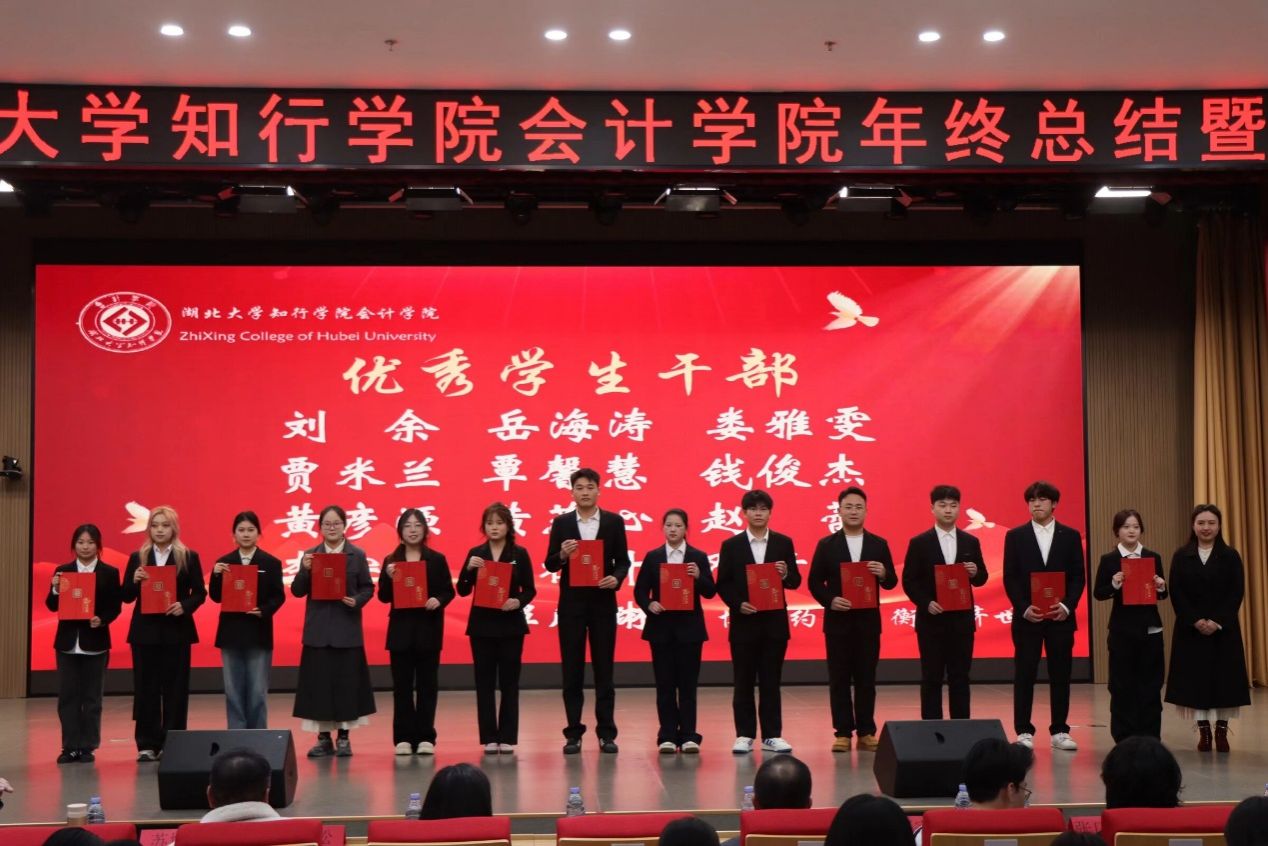 一群人站在台上  AI 生成的内容可能不正确。